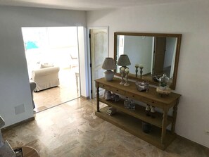 Interior - Jardin d’Uzès - Climatisée avec piscine (Saint-Quentin-la-Poterie)