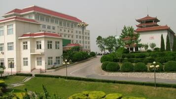 Un edificio con techo rojo y estructura de estilo pagoda tradicional.