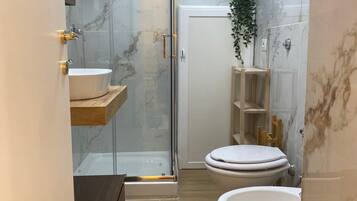 Appartamento Comfort | Bagno | Doccia, asciugacapelli, asciugamani, sapone