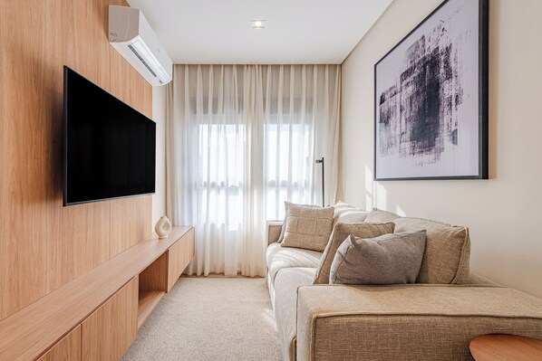 شقة بريميم - سرير مزدوج - منظر للمدينة | غرفة المعيشة | تلفزيون ذكي بحجم 43-بوصة يعرض قنوات فضائية