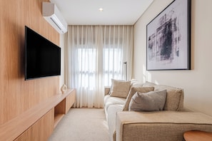 Appartement Premium, 1 lit double, vue ville | Salle de séjour | TV connectée de 43 pouces avec chaînes par satellite