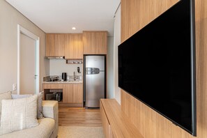 شقة بريميم - سرير مزدوج - منظر للمدينة | غرفة المعيشة | تلفزيون ذكي بحجم 43-بوصة يعرض قنوات فضائية