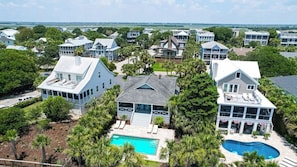 Un quartiere residenziale con case, una piscina e vista sull'oceano.