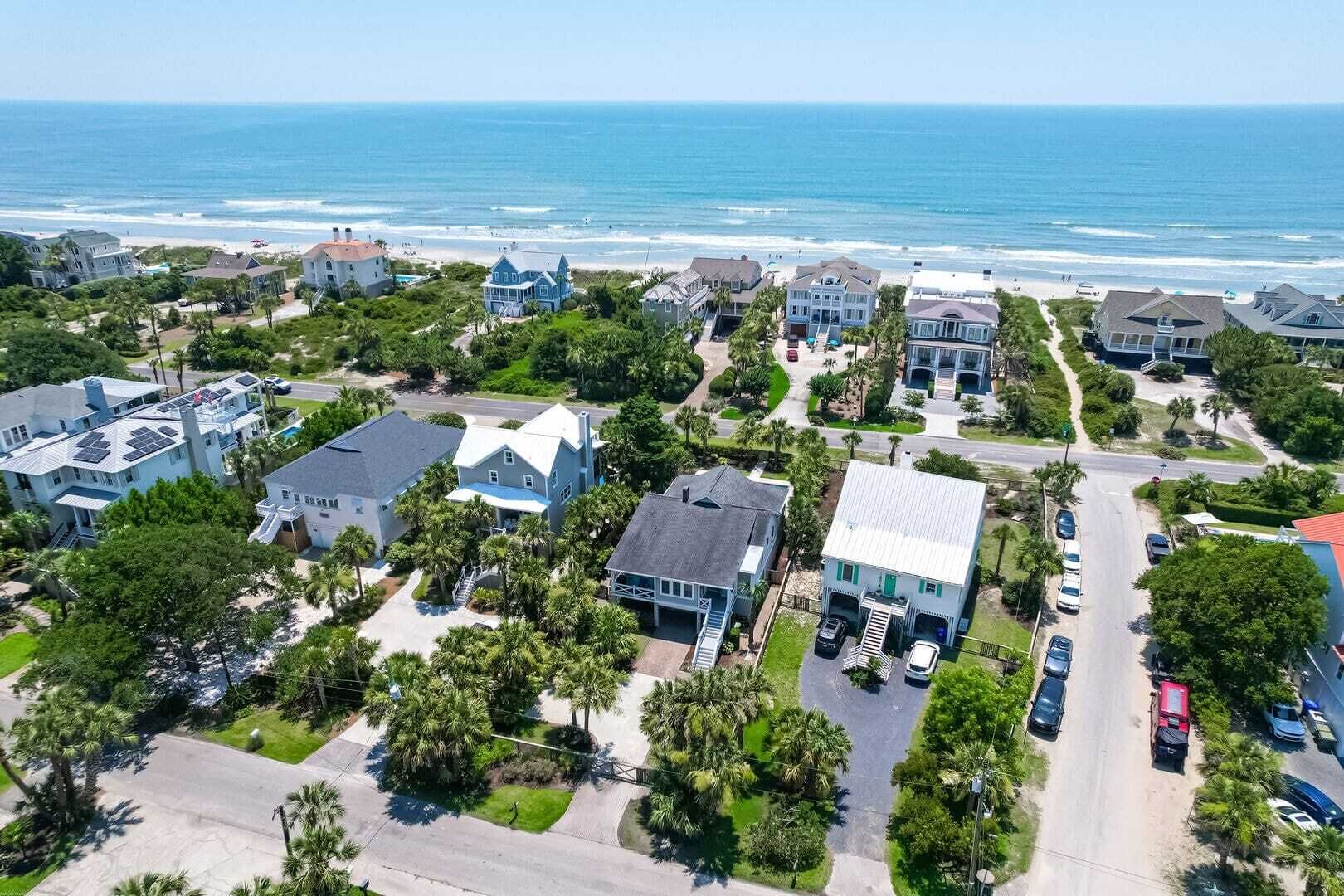 Een kustgebied met huizen, een strand en een helder uitzicht op de oceaan.
