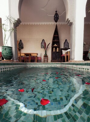 Pool - King size in a 5 bedhouse Riad-Guesthouse in Madina (Marrakesh)