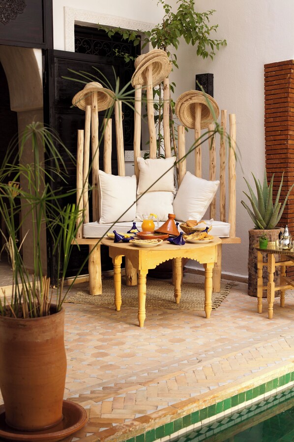 المنشأة من الداخل