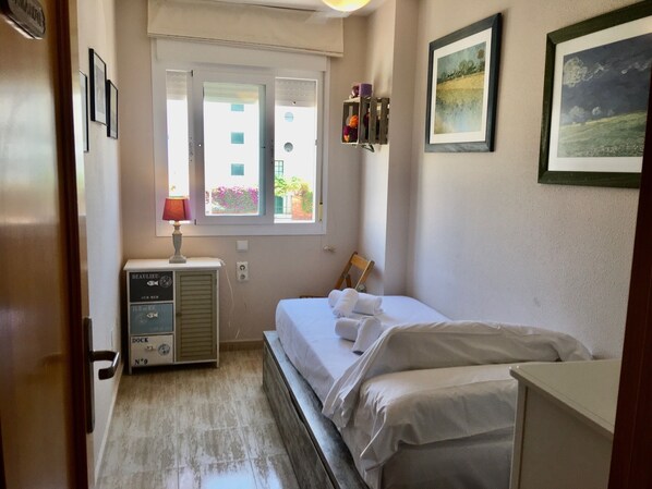 3 chambres, fer et planche à repasser, Wi-Fi, draps fournis