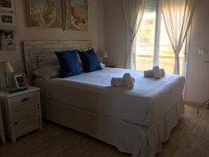 3 chambres, fer et planche à repasser, Wi-Fi, draps fournis