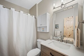 Secadora de cabello, toallas, jabón, papel de baño 