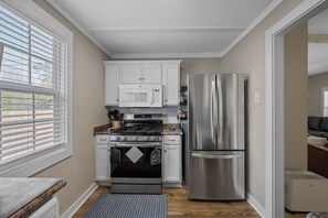 Microondas, horno, parrilla de estufa y lavavajillas 