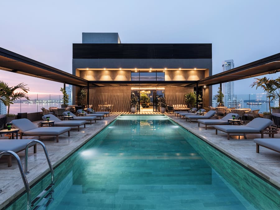 Una piscina al aire libre