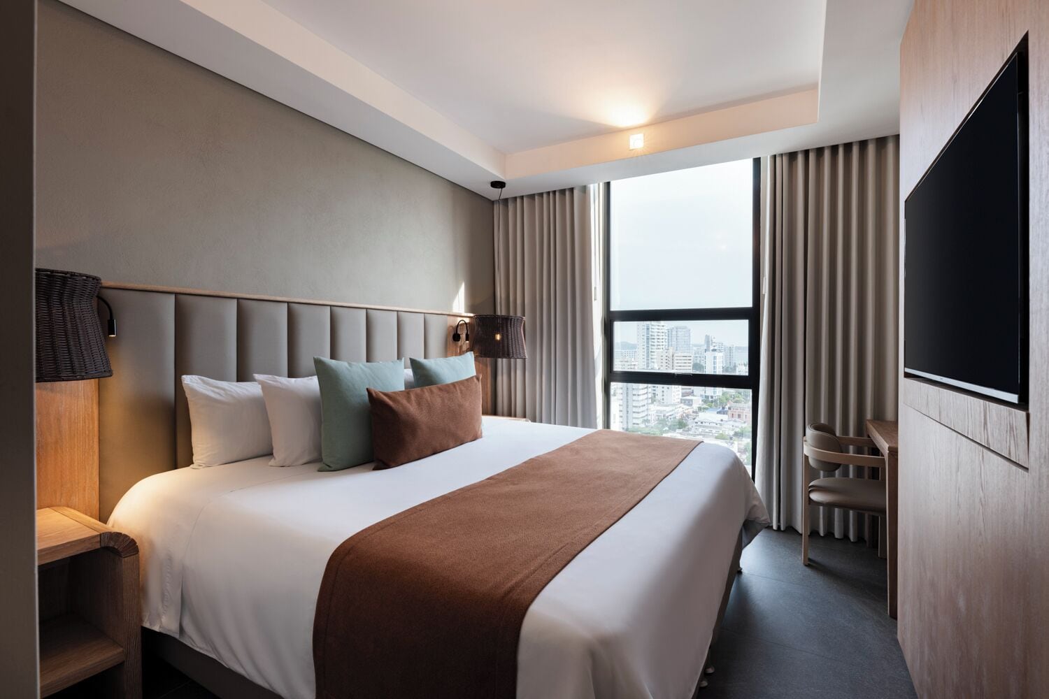 Ropa de cama de alta calidad, cubrecamas y minibar 