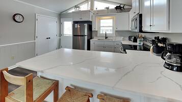 Studio (4 Bedrooms) | Tiện nghi, dịch vụ nơi lưu trú