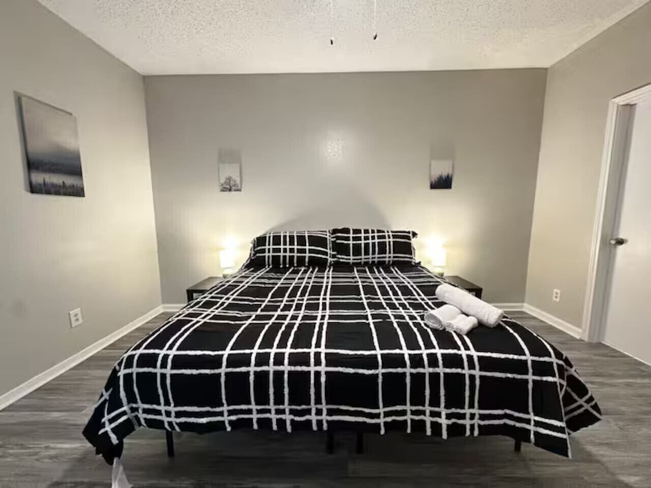 1 chambre, bureau, fer et planche à repasser, lit parapluie