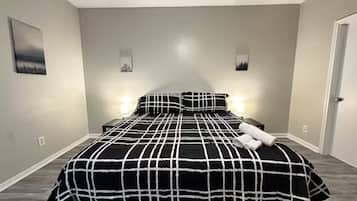 1 makuuhuone, työpöytä, silitysrauta/-lauta, vauvan matkasänky