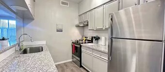 Enjoy Houston’s Bay Area in a Chic, Cozy Hideaway!