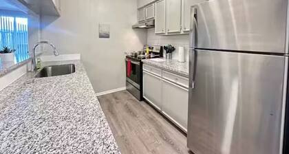 Enjoy Houston’s Bay Area in a Chic, Cozy Hideaway!