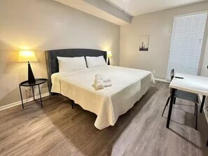 2 bedrooms, desk, iron/ironing board, travel crib - Enjoy Houston’s Bay Area in a Chic, Cozy Hideaway! (Houston)