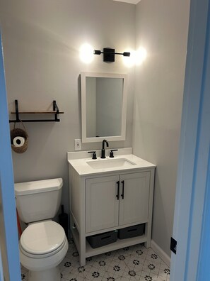 Douche, sèche-cheveux, serviettes fournies, savon