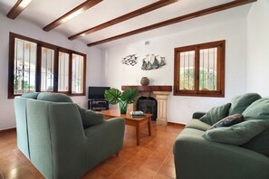 Télévision, cheminée, table de tennis de table