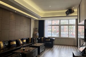 Una sala de estar moderna con un conjunto de sofá, una mesa de centro y un televisor montado en la pared.