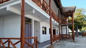 Ein Gebäude mit einem Holzbalkon und einem Reetdach.