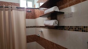 Shower, towels, soap, shampoo - Templo Tata Holbox (Isla Holbox)
