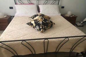 1 slaapkamer, een strijkplank/strijkijzer, wifi, beddengoed