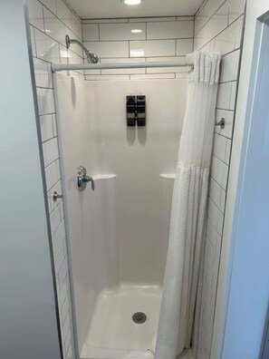 Douche, sèche-cheveux, serviettes fournies