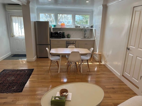 Dining. Cottage Suite "B" - Walk to Shops, Train, History