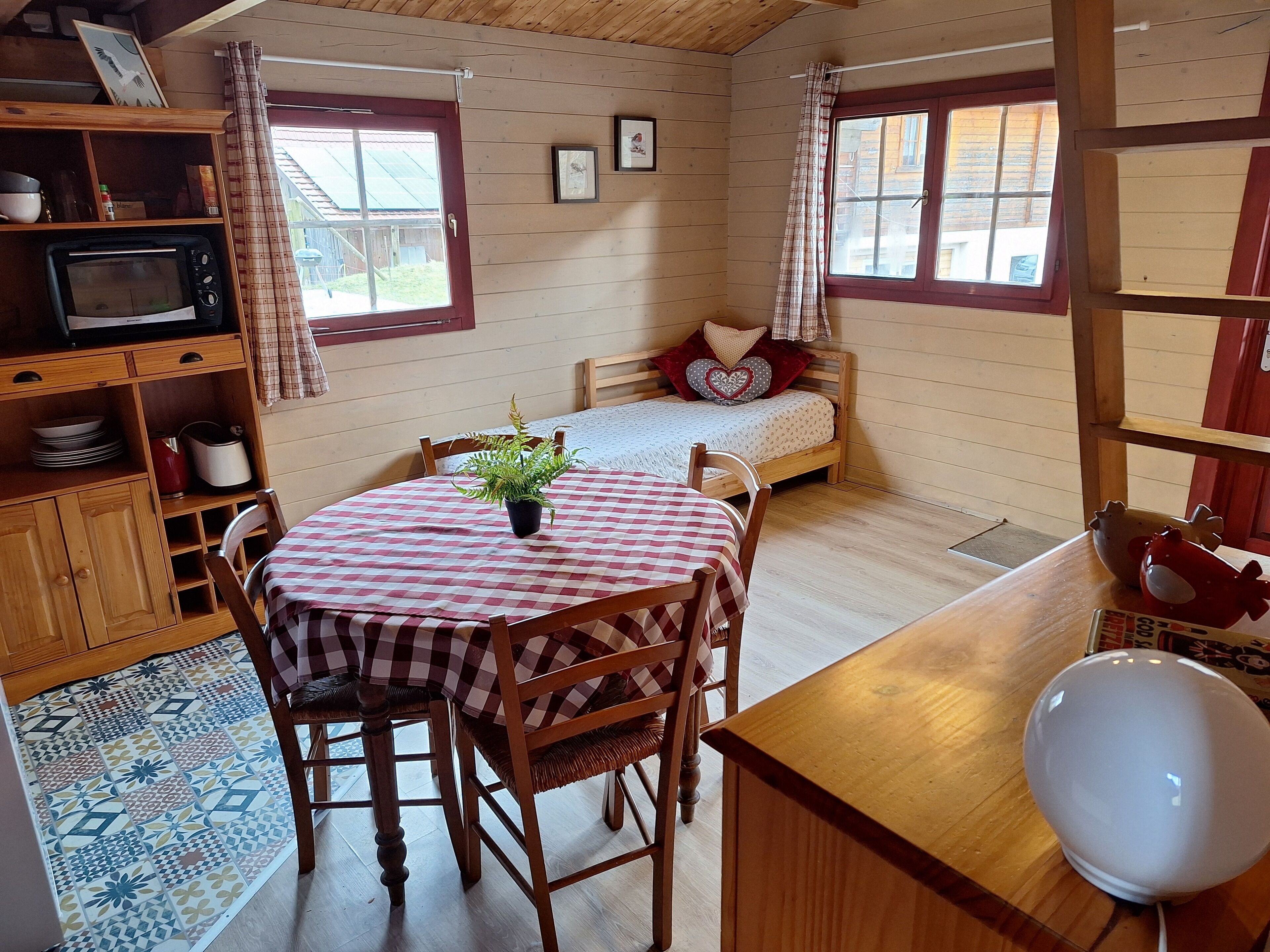 Classic Chalet, Mountain View | Living area | Books