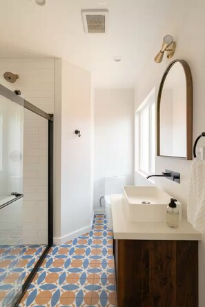 Doccia, asciugacapelli, asciugamani, sapone