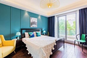 Ein Schlafzimmer mit einem großen Bett, einem Nachttisch, einem Sessel und einem Fenster mit Vorhängen.