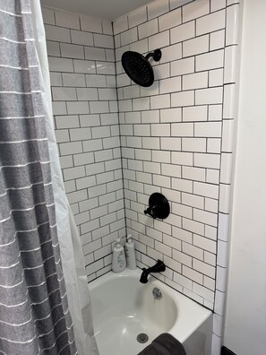 Hårtørrer, håndklæder, Sæbe, Toiletpapir
