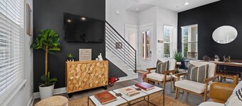 Hog Heaven-Steps to DT Fayetteville-Sleeps 8, Pets Allowed, Wifi, Parking