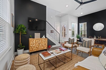 Hog Heaven-Steps to DT Fayetteville-Sleeps 8, Pets Allowed, Wifi, Parking