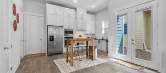 Hog Heaven-Steps to DT Fayetteville-Sleeps 8, Pets Allowed, Wifi, Parking
