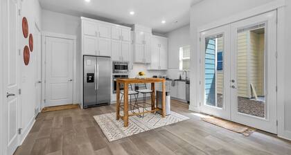 Hog Heaven-Steps to DT Fayetteville-Sleeps 8, Pets Allowed, Wifi, Parking