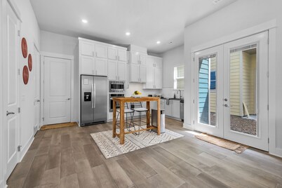 Hog Heaven-Steps to DT Fayetteville-Sleeps 8, Pets Allowed, Wifi, Parking