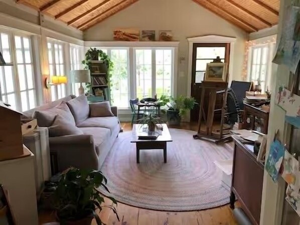 Een smart-tv, boeken en een muziekbibliotheek