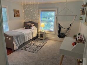 2 soverom, skrivebord, strykejern/-brett og wi-fi (inkludert)