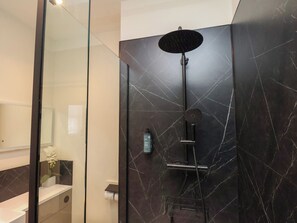 Cottage | Bathroom | Shower