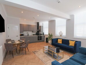 Cottage | Living area - 2 Bedroom Deluxe (Scarborough)