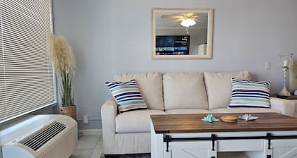 Charming, recently renovated small condo just a 3-minute walk to the ocean.