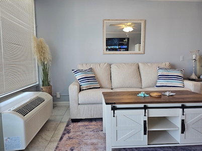 Charming, recently renovated small condo just a 3-minute walk to the ocean.