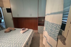 1 habitación, tabla de planchar con plancha, wifi y ropa de cama