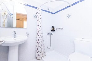 Eenvoudige tweepersoonskamer, balkon, uitzicht op de stad | Badkamer | Een douche, gratis toiletartikelen, een haardroger, handdoeken