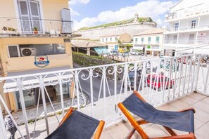 Eenvoudige tweepersoonskamer, balkon, uitzicht op de stad | Uitzicht vanaf balkon