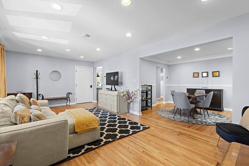 3BR Family Stay Near NYC | Pool + Free Parking