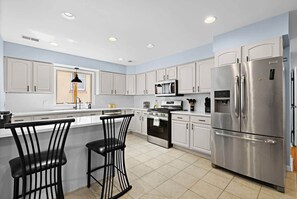 Geschirrspüler, Wasserkocher mit Kaffee-/Teezubehör, Wasserkocher, Mixer